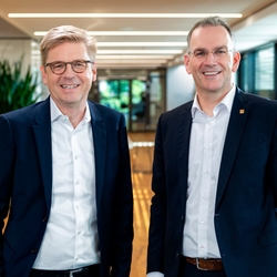 Dr. Mats Gökstorp, CEO da SICK AG e Dr. Peter Selders, CEO do Grupo Endress+Hauser.