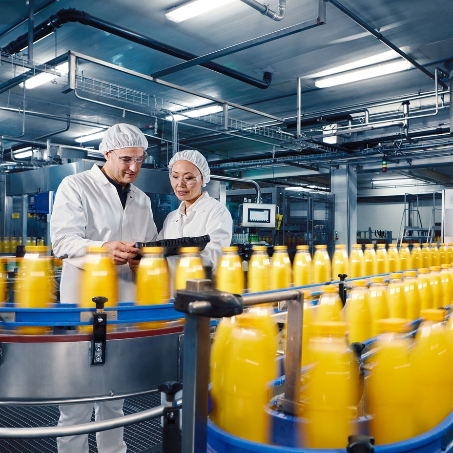 Envase de suco de laranja em uma fábrica de bebidas