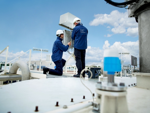 Dois especialistas em serviços trabalhando em um ambiente industrial.