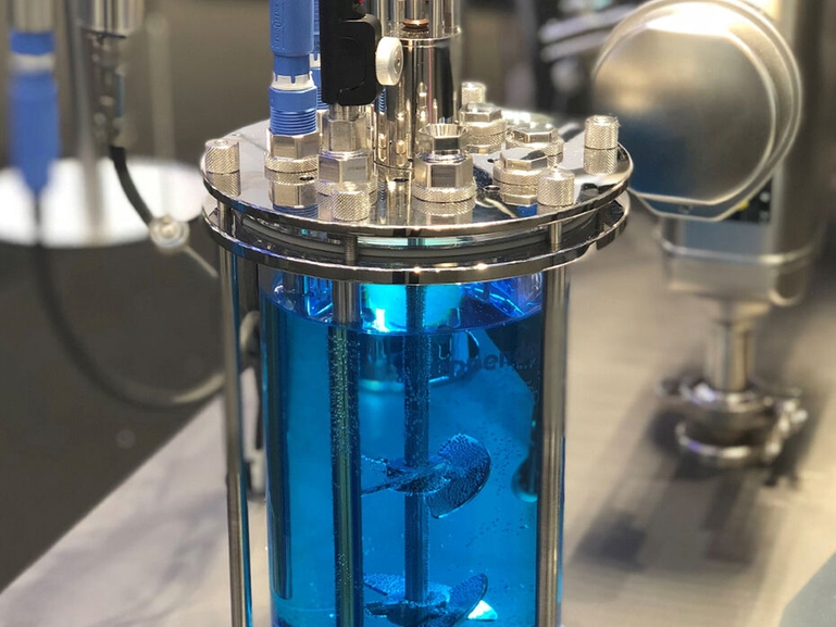 Raman Rxn-10 probe and optic installed in a benchtop bioreactor